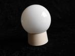 Vintage plafondlampje, witte bollamp op kunststof houder, ds, Ophalen of Verzenden, Gebruikt, Glas