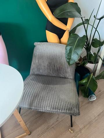Comfortabele lounge-/accentstoel met ribstof bekleding beschikbaar voor biedingen