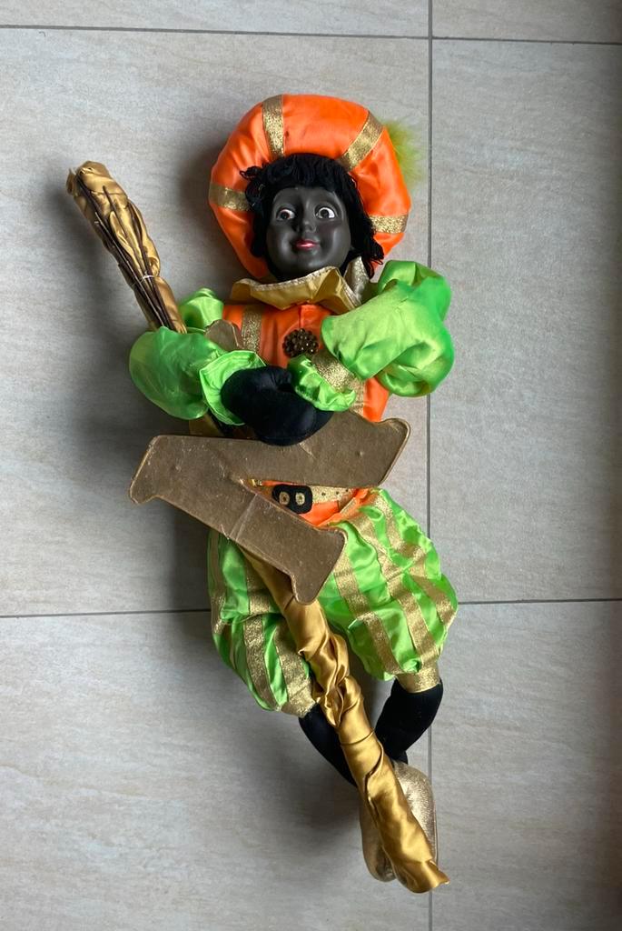 Unieke porseleinen piet met accessoires, Diversen, Sinterklaas, Zo goed als nieuw, Ophalen of Verzenden