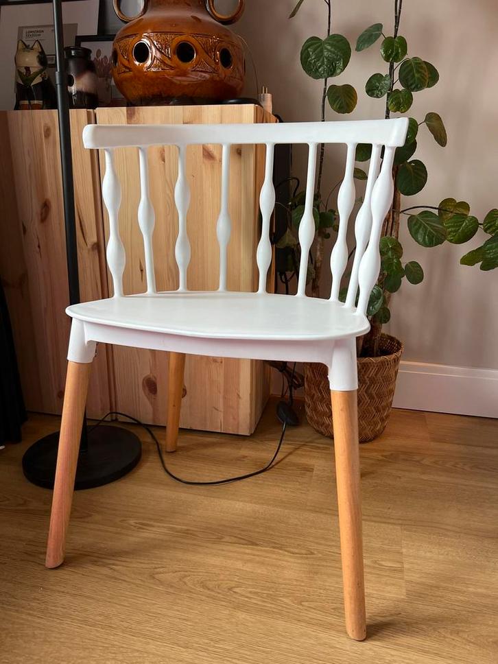 Witte houten stoel met spijlen, Huis en Inrichting, Stoelen, Zo goed als nieuw, Eén, Hout, Wit, Ophalen