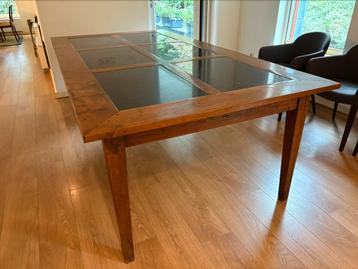 Luxe houten eettafel met ingelegd natuursteen beschikbaar voor biedingen