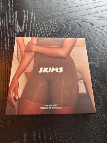 Skims seamless sculpt mid waist mid thigh short maat L nieuw beschikbaar voor biedingen