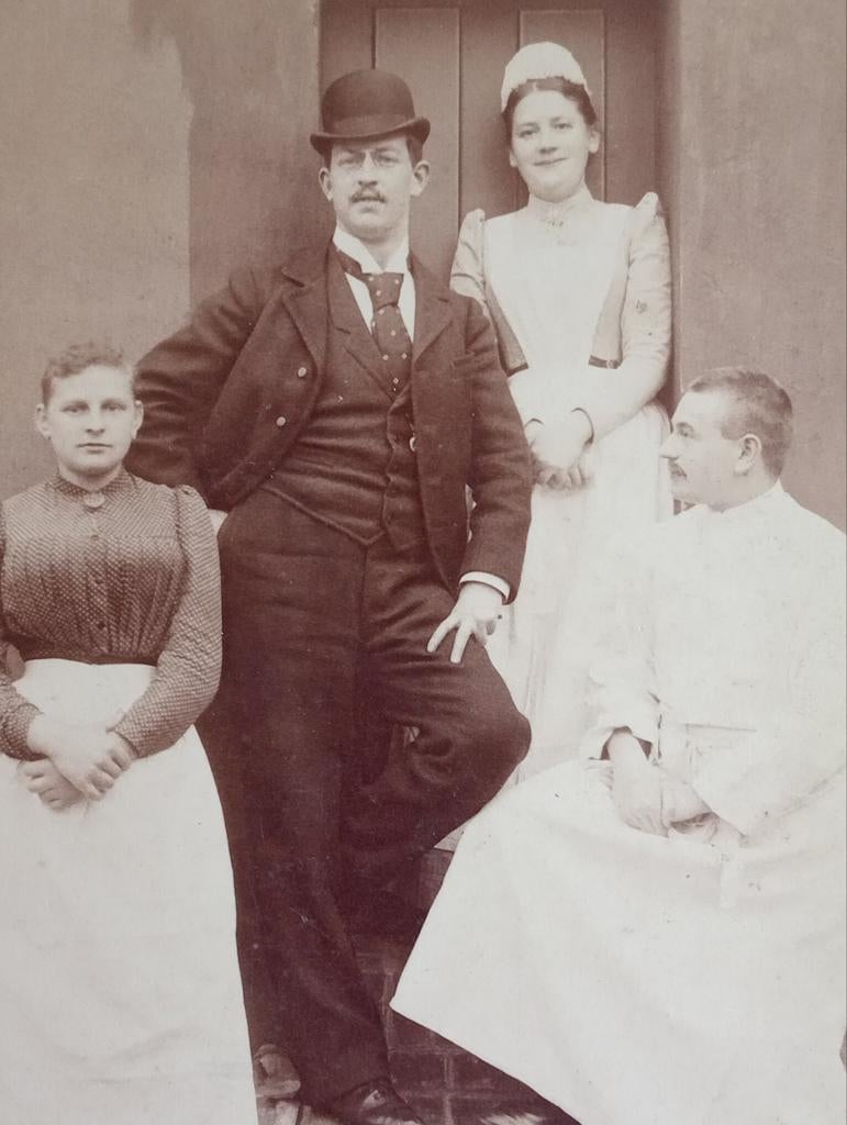 CDV foto 1893: Wasvrouw en personeel, Duitsland, Verzamelen, Verzenden