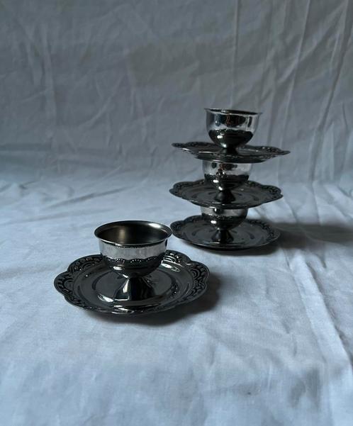 Set van 4 sierlijke vintage RVS eierdopjes op schotel, Huis en Inrichting, Keuken | Servies, Overige typen, Overige stijlen, Overige materialen