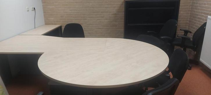 Groot bureau met vergaderdeel en afsluitbare roldeurkast, Huis en Inrichting, Bureaus, Zo goed als nieuw, In hoogte verstelbaar