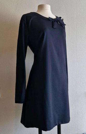 Zeer schattige en tikje avant garde LBD met mouw met knopen  beschikbaar voor biedingen