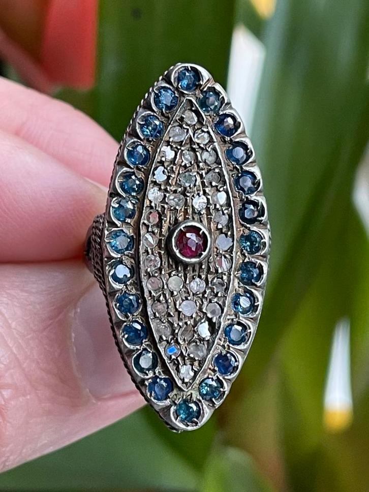 Antieke markiesring bezaaid met diamanten saffier en robijn, Sieraden, Tassen en Uiterlijk, Antieke sieraden, Ring, Zilver, Ophalen of Verzenden