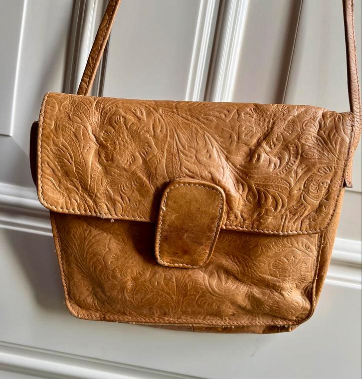 Vintage leren crossbody tas - Boho met reliëf, Sieraden, Tassen en Uiterlijk, Tassen | Damestassen, Gebruikt, Schoudertasje, Bruin