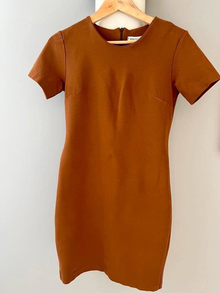Mooie camelkleurige jurk - Mention - Maat M, Kleding | Dames, Jurken, Gedragen, Maat 38/40 (M), Bruin, Boven de knie, Ophalen of Verzenden