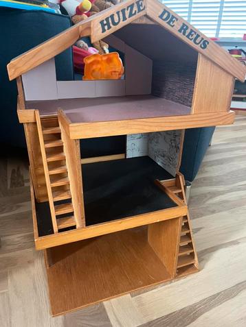 Houten poppenhuis beschikbaar voor biedingen