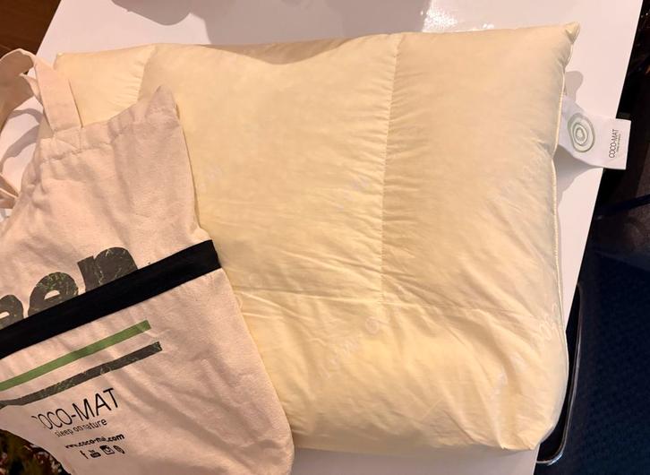Coco-Mat Pillow - Zo goed als nieuw!, Huis en Inrichting, Slaapkamer | Beddengoed, Zo goed als nieuw, Kussen, Eenpersoons, Beige