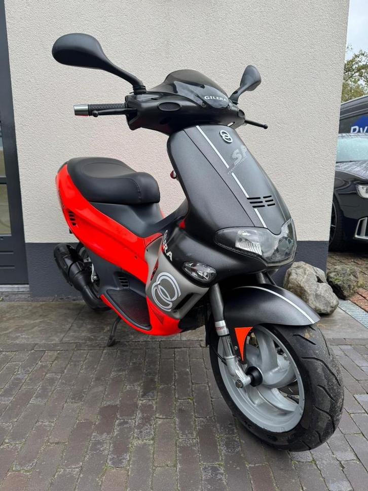 ⭐️Gilera runner 50cc sp dd Fluo Rosso Brom Nette Staat⭐️, Fietsen en Brommers, Scooters | Piaggio, Zo goed als nieuw, Overige modellen