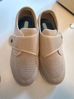Beige Pantoffels Klittenband - Maat 38 - Nieuw, Ophalen of Verzenden, Nieuw, Beige, Pantoffels of Sloffen