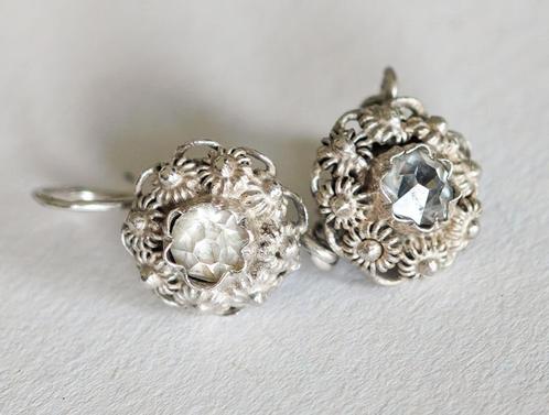 Een paar Zilveren oorbellen met kristal, Zeeuwse knop model, Sieraden, Tassen en Uiterlijk, Oorbellen, Gebruikt, Knopjes of Stekers