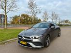 Mercedes-Benz CLA 180 AMG Line Dealeronderhouden 61.771 km, Auto's, 136 pk, Zwart, 4 cilinders, Leder en Stof