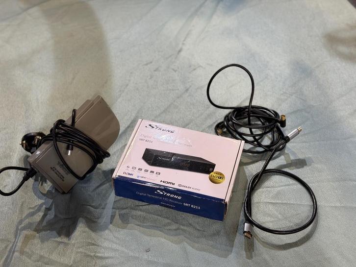Strong SRT 8211 Ontvanger en Velleman ANTDVBT7 Buitenantenne, Caravans en Kamperen, Kampeeraccessoires, Gebruikt, Ophalen of Verzenden