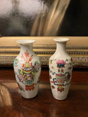 Paar Chinees antieke miniatuur vaasjes beschikbaar voor biedingen