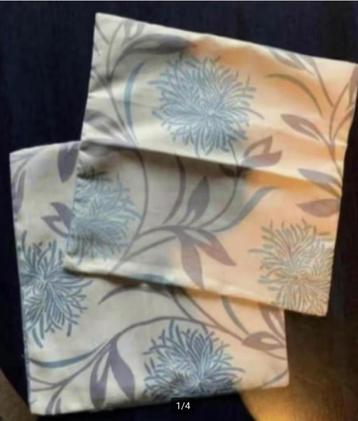 2 kussenhoesjes; 40 bij 40 cm; grijs en blauwe bloemen beschikbaar voor biedingen