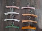 Houten baby hangertjes 43 stuks in diverse kleuren, Kinderen en Baby's, Babymode-accessoires, Ophalen, Zo goed als nieuw