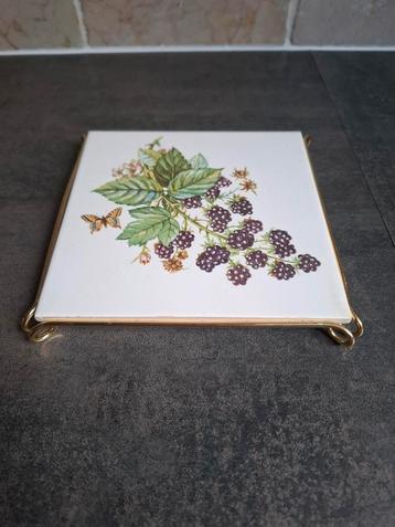 Vintage "Mettlach Saar" tegeltje met fruit/vlinder. beschikbaar voor biedingen