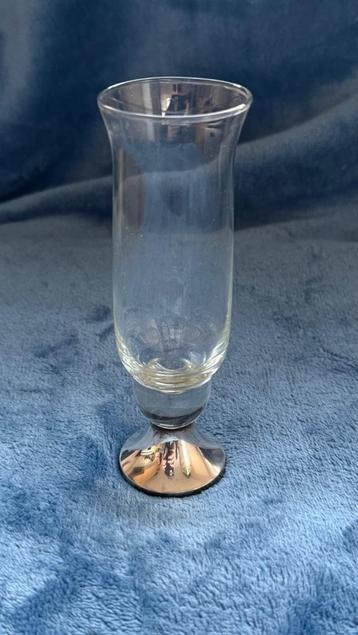 Glaasje met zilveren voet gemerkt beschikbaar voor biedingen