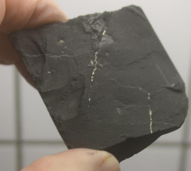 10 Zaagstukken Fullerenenrijk SHUNGIET, samen 2,2 Kilo., Verzamelen, Mineralen en Fossielen, Mineraal, Verzenden