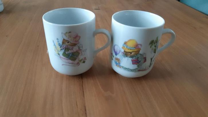 Twee Leuke Mokken met muisjes douwe egberts, Huis en Inrichting, Keuken | Servies, Zo goed als nieuw, Kop(pen) en/of Schotel(s)