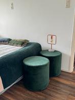 2 velours hockers kruk tafel woood petrol blauw groen velvet, Huis en Inrichting, Banken | Voetenbanken en Poefen, Ophalen of Verzenden