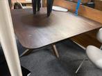 Tafel vierkant afgeronde hoeken notenhout 150x150 matrixpoot, Ophalen, 150 tot 200 cm, Vierkant, Nieuw