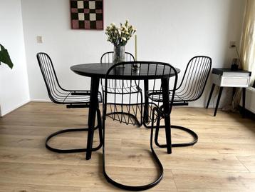 Ronde zwarte tafel + 4 retro draadstoelen Gastone Rinaldi beschikbaar voor biedingen
