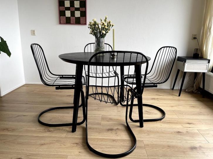 Ronde zwarte tafel + 4 retro draadstoelen Gastone Rinaldi, Huis en Inrichting, Complete eetkamers, Gebruikt, 4 tot 6 stoelen, Ophalen