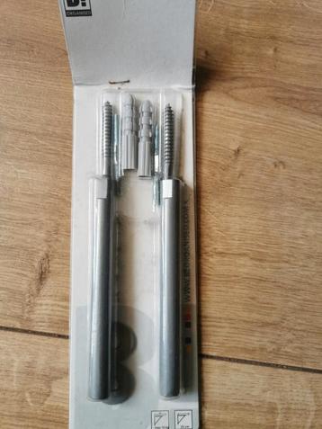 Zwevende plank dragers beschikbaar voor biedingen
