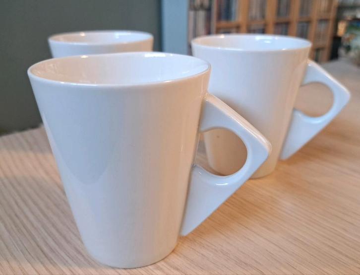 Set van 3 witte design mokken, Huis en Inrichting, Keuken | Servies, Zo goed als nieuw, Kop(pen) en/of Schotel(s), Effen, Keramiek