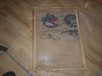 Een oud borduurstuk met bamboe lijst  77 x 61 cm, Huis en Inrichting, Woonaccessoires | Schilderijen, Tekeningen en Foto's, Gebruikt