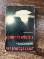 Vliegende schotels een ernstige zaak? Van Frank Edwards, Boeken, Ophalen of Verzenden, Gelezen, Overige onderwerpen, Achtergrond en Informatie