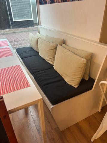 Gezellige zithoek met kussens beschikbaar voor biedingen