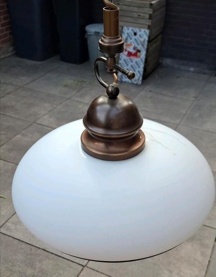 Stijlvolle vintage hanglamp met wit glazen kap, Antiek en Kunst, Antiek | Lampen, Ophalen