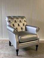 Engelse Chesterfield fauteuil in zilverkleurige stof, Ophalen, 75 tot 100 cm, Zo goed als nieuw, 75 tot 100 cm