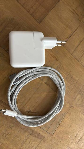 Macbook air lader beschikbaar voor biedingen