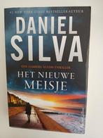 Daniel Silva "het nieuwe meisje", Ophalen of Verzenden, Zo goed als nieuw