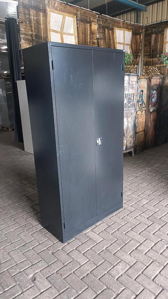 Zeer nette degelijke zwarte metalen draaideurkast, Huis en Inrichting, Kasten | Roldeurkasten en Archiefkasten, Zo goed als nieuw
