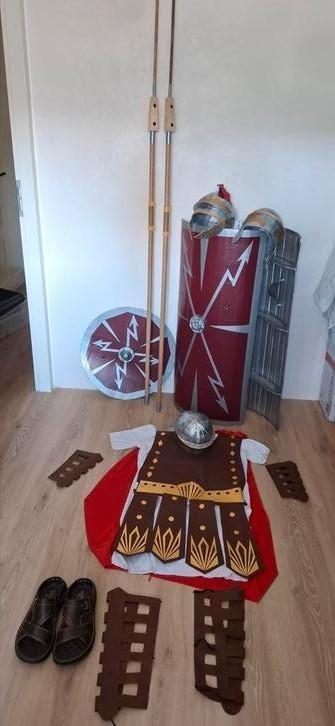 Musical props zelfbouw Romeinen  beschikbaar voor biedingen