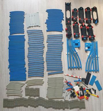Grote lading Lego rails en toebehoren beschikbaar voor biedingen