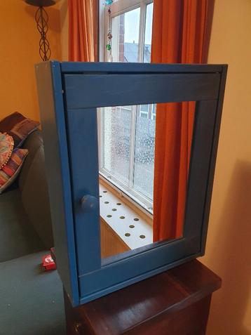Leuk blauw kastje met spiegel