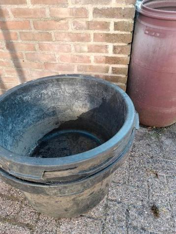  .3 steigerbokken-3 steltons en 4 grote pvc speciekuipen, beschikbaar voor biedingen