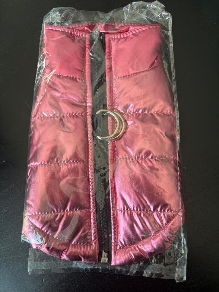 Nieuwe hondenjas maat S – metallic roze met rits & D-ring, Dieren en Toebehoren, Hondenkleding, Nieuw, Hondenjas, Ophalen of Verzenden