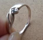 zilveren elegante ring met blauw steentje [575], 18 tot 19, Verzenden, Zo goed als nieuw, Dame