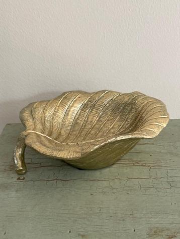 Diepe gouden schaal / schaaltje. Goudkleurig blad eikenblad  beschikbaar voor biedingen