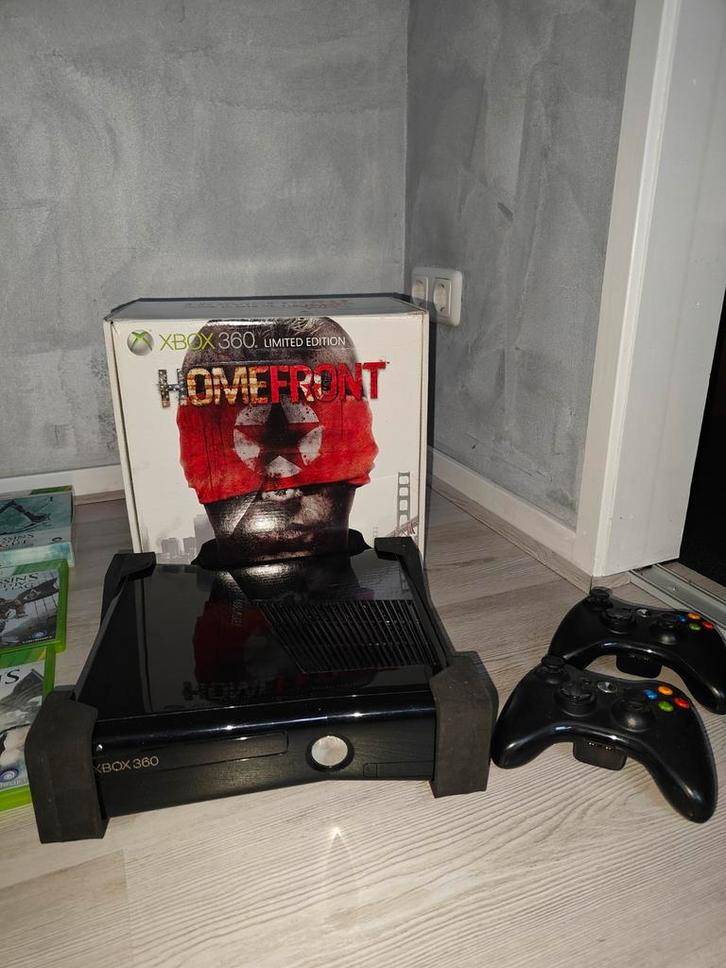 Xbox 360 met 2 controllers en 11 spellen, Spelcomputers en Games, Spelcomputers | Xbox 360, Gebruikt, 250 GB, Met 2 controllers