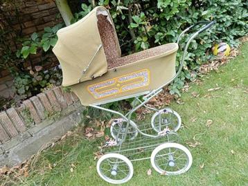 Poppenwagen beschikbaar voor biedingen